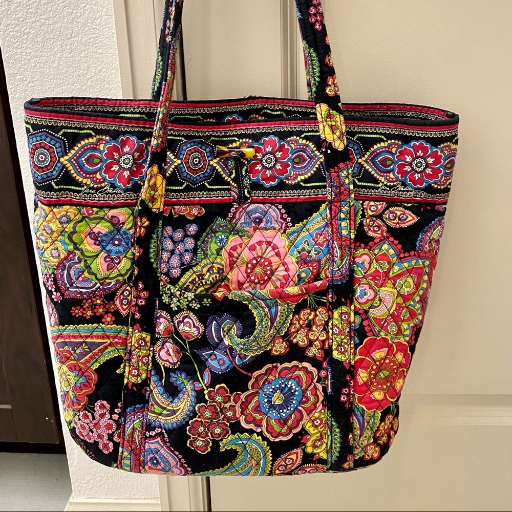 Vera Bradley Tote in rare pattern symphony in Hue